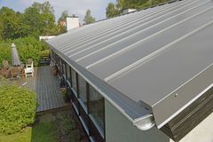 Tagproducenten Lindab mærker en stigende efterspørgsel på kliktage af stål. Her er det en husejer i Vedbæk, der netop har fået lagt et kliktag.