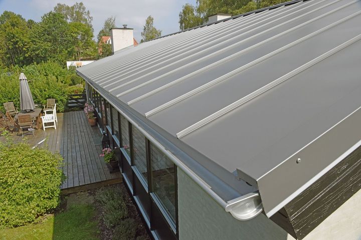 Tagproducenten Lindab mærker en stigende efterspørgsel på kliktage af stål. Her er det en husejer i Vedbæk, der netop har fået lagt et kliktag.