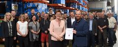 Lindab har længe arbejdet målrettet med medarbejdertrivsel. Certificeringen fra Great Place to Work er en blåstempling af den indsats og et skridt mod det ambitiøse mål om at være blandt landets bedste arbejdspladser i 2020. Her ses et udsnit af Lindabs medarbejdere fra hovedkontoret i Haderslev. I front er adm. dir. Mette Brøndum fra Lindab og chefkonsulent Jakob Lundvig fra Great Place To Work.