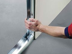 Lindab stållægter er lette at arbejde, de skal blot klikkes på plads og kræver ikke specialværktøj at montere. De fås også i fix-mål, så de ikke skal skæres til i længden og sparer dermed tid i byggeprojektet.