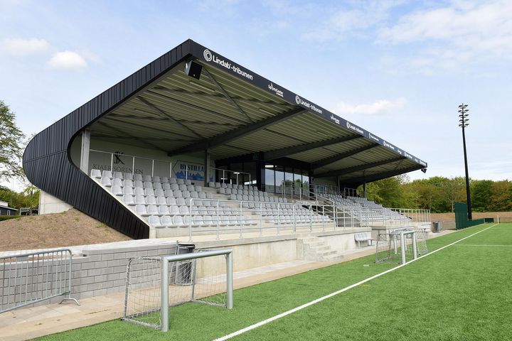Lindab-tribunen på Vejen Stadion er et showroom for de mere end 3.000 daglige besøgende. Tribunen viser nogle af de mange muligheder Lindab har som stålplader, stållægter, sandwichpaneler og porte.