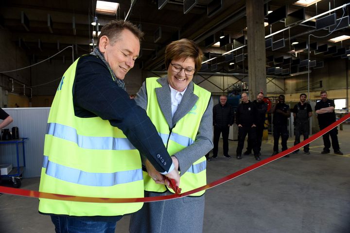 Administrerende direktør Mette Brøndum og produktionsdirektør Brian Rasmussen markerer åbningen af den nye produktion i Hvidovre ved at klippe det røde bånd over.