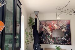 Radonmålingerne er foretaget gennem et år for at tage højde for årstidernes udsving. Her ses indreguleringen i forbindelse med montering af ventilationsløsningen.