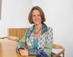 Seniorspecialist fra Teknologisk Institut, Britt Haker Høegh, har foretaget radonmålingerne før og efter ventilationsløsningen blev monteret.
”48 procent er et fint resultat. Der findes andre løsninger, som kan reducere radonniveauet yderligere, men ventilationsløsningen udmærker sig ved både at reducere radonniveauet og forbedre husets indeklima. Valget af den bedste løsning afhænger af både radonniveau, husets konstruktion, ventilation og beboernes vaner,” siger Britt Haker Høegh.