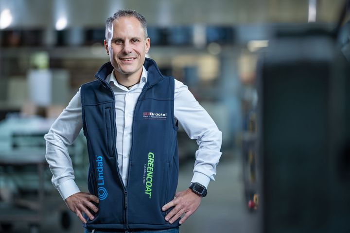 Siden begyndelsen af 2017 har Lindab og RB Brückel haft et stærkt partnerskab. CEO Marcus Weiss er tilhænger af tagrender og profiler lavet af stål: "Jeg er fascineret af selve materialets robusthed og lethed på samme tid." Foto: Stephan Sieber.