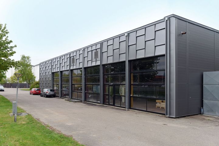 Klinkbelægning i stål anvendes normalt i mindre stykker under vinduer, men på Silkeborg Varmecentral er det anvendt på hele facaden som et bærende element.
