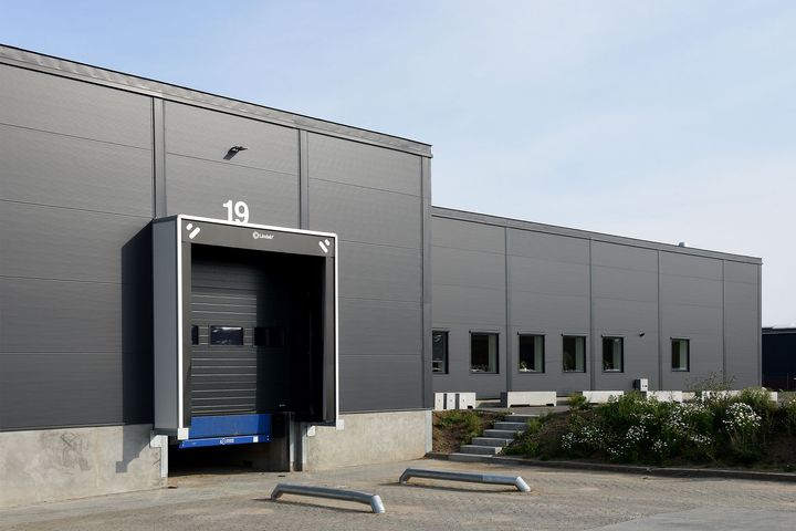 Til virksomhedens nye lager ønskede F. Engel en facade, der udstråler ordentlighed og kvalitet. Valget faldt på sandwichpaneler fra Lindab, der understreger det ønskede udtryk.