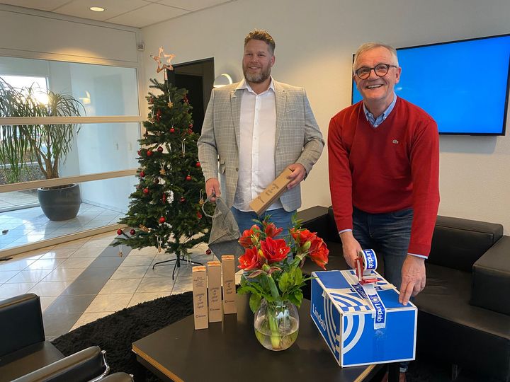 Salgschef Morten Nicolaisen og ventilationssælger Finn Petersen fra Lindab pakker julepølser til den årlige juletradition.
