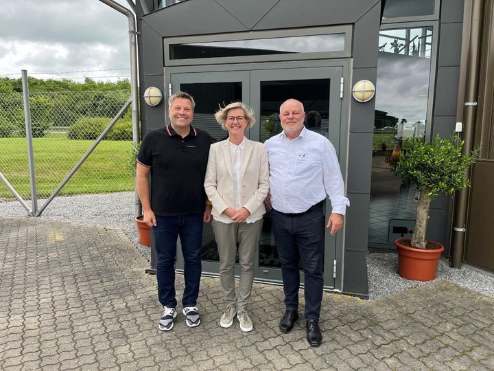 Lars Nørskov Pedersen (th), adm. direktør i Muncholm, Søren Klausen (tv), salgsdirektør hos Muncholm samt Mette Brøndum, der er regionsdirektør for West Europe hos Lindab.