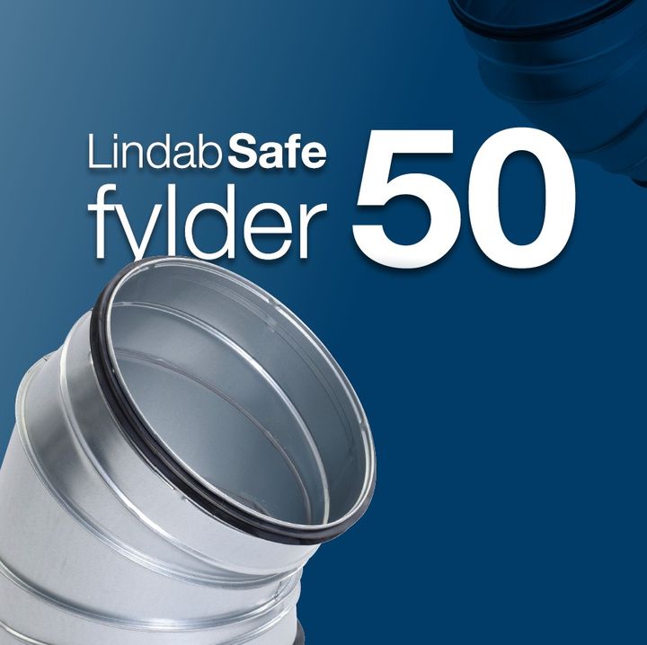 Billede af et Lindab Safe ventilationsrør på blåt baggrund med teksten "Lindab Safe fylder 50 år".