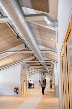 Synligt ventilationskanalsystem i loftet i CEJ’s renoverede domicil på Frederiksberg.