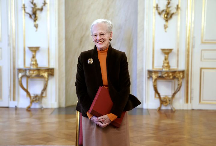 På billedet ses H.M. Dronning Margrethe ved overrækkelse af Nationalmuseets særudgave af årbogen ”Nationalmuseets Arbejdsmark” til H.M. Dronning Margre-the den 17. november 2020. Foto: Keld Navntoft, Kongehuset ©