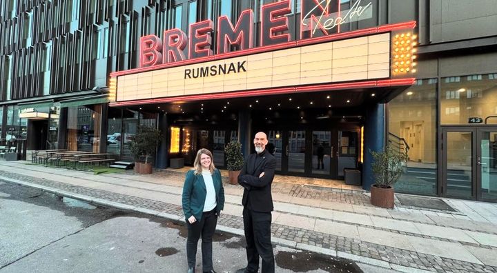 To personer foran Bremen Teater med skiltet "Rumsnak".