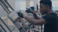 En af Eryks teknikere i arbejde. I fremtiden vil en stor del af Eryks arbejdskraft blive rekrutteret fra Afrika