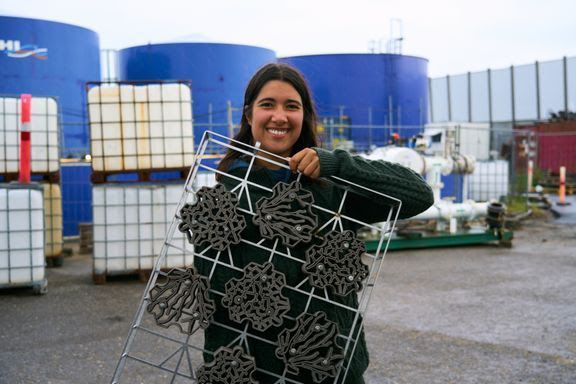 Kathryn Larsen med sine østersrevmoduler, der er er fremstillet af biobeton.