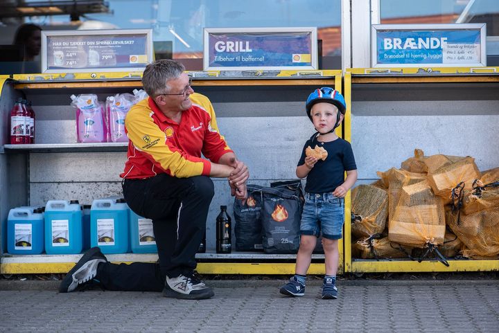 Den lokale tank er ofte det sidste butiksliv i de små danske byer, men stigende energipriser truer nu mange af de små selvstændige tankstationers fremtid.