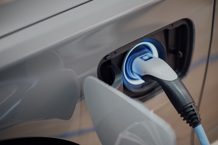 Når man køber sin første elbil, er der meget nyt at forholde sig til. Derfor kan det virke både nemt og trygt, når bilforhandleren samtidig tilbyder én færdig ladeløsning – måske endda med det første års opladning ”gratis”. Men det kan betale sig at stoppe op og undersøge alternativerne.