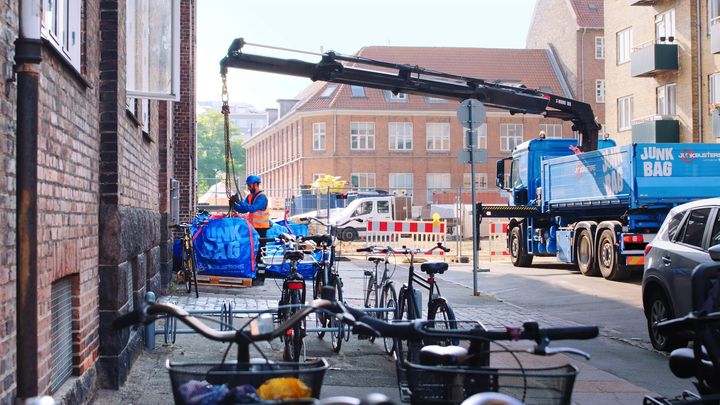 Junkbusters lyseblå vogne, containere og junkbags anvendes til alle former for affald og er let genkendelige i bybilledet