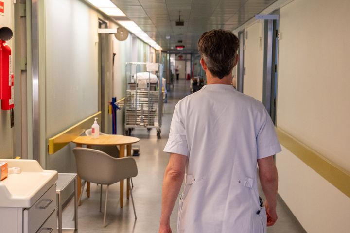 Et lovforslag fra Indenrigs- og Sundhedsministeriet åbner for, at autoriserede sundhedspersoner kan anvende personoplysninger fra op mod 140 registre, databaser og datasæt – herunder vidtgående helbredsdata – til udvikling og drift af beslutningsstøtte og AI.