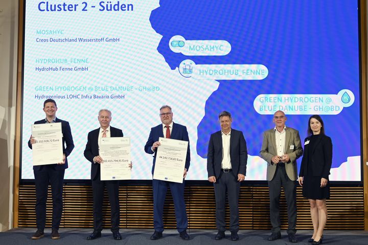 Recipients of the grant notifications for the Hy2Infra IPCEI wave together with Federal Minister of Economics Dr. Robert Habeck and Dr. Markus Wittmann, Ministerial Director of the Bavarian State Ministry of Economic Affairs. Left in the picture: Dr. Daniel Teichmann, CEO and founder of Hydrogenious LOHC.