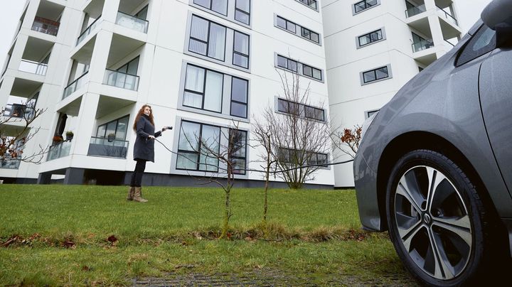 Hver tredje dansker kan ikke oplade en elbil ved deres bolig. Derfor foreslår FDM, at man indfører en laderet, som man har i Norge.