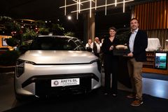 Kia EV3 er Årets Bil i Danmark 2025. Det er første gang, at Kia modtager prisen, der blev overrakt af formand for foreningen Danske Motorjournalister Karsten Meyland Lemche til pressechef hos Kia Danmark Lene Mejdal Iversen.