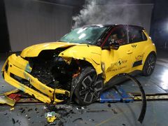 Gul Renault 5 smadret efter crashtest