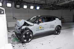 Grå Volvo EX30 smadret efter crashtest