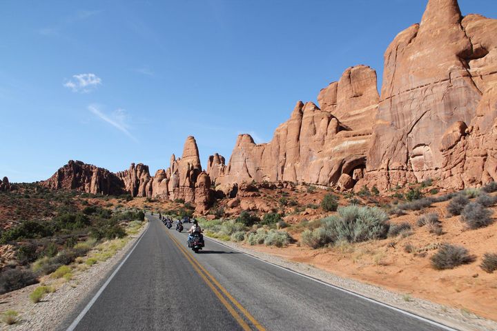 Motorcykler på landevej i amerikansk ørkenlandskab