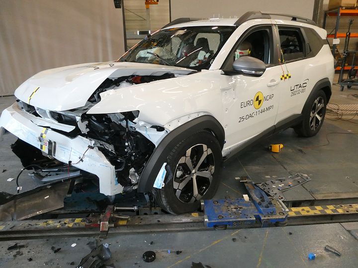 Hvid Dacis Bigster smadret i crashtest