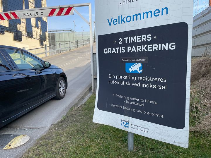 Bil kører forbi p-skilt om automatisk nummerpladeaflæsning