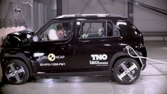 Crashtest af sort Hyundai Inster set fra siden