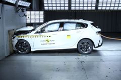 Crashtest af hvid BMW set fra siden.