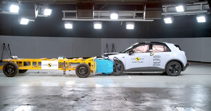 Crashtest af hvid bil