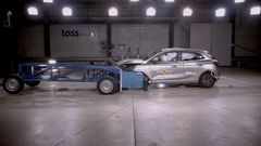 Frontal-crashtest af sølvgrå bil