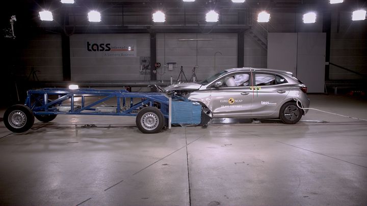 Crashtest af sølvgrå bil