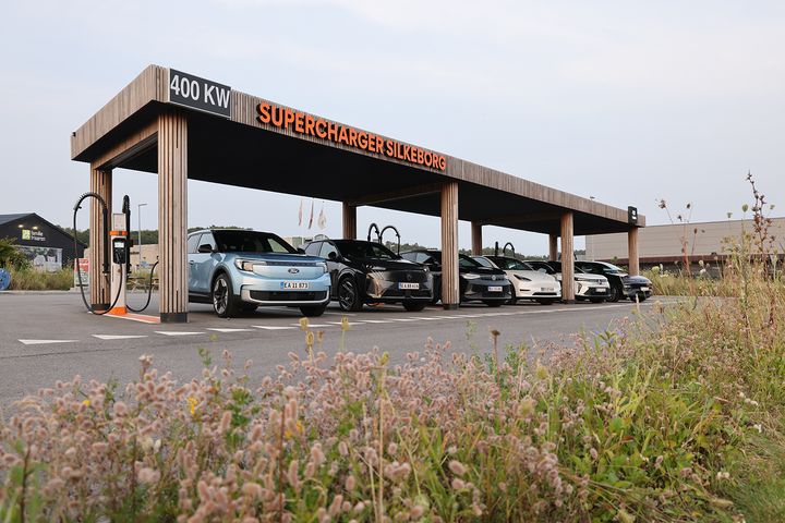 Elbiler lader på luynladestation