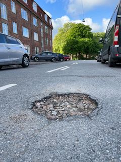 Vejhul på gade i boligområde