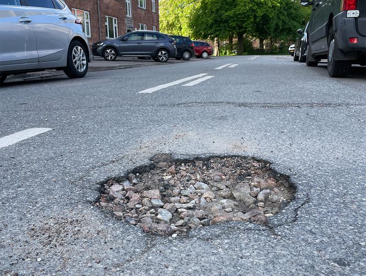 Vejhul på gade i boligområde