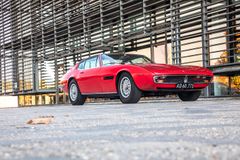 Rød Maserati Ghibli set fra siden