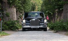 Sort Mercedes-Benz 600 set forfra