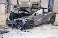 Grå Tesla Model Y smadret efter crashtest