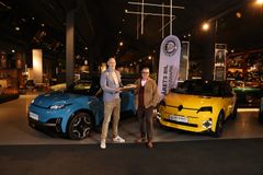 Blå Nissan Micra og Gul Renault 5