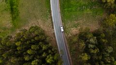 Autocamper på landevej fotograferet fra oven