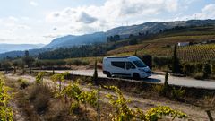 Autocamper på landevej i Portugal