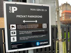 Sort p-skilt med tekst