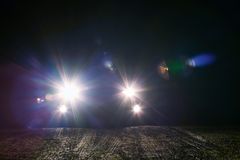 Kraftige billygter lyser op i mørke