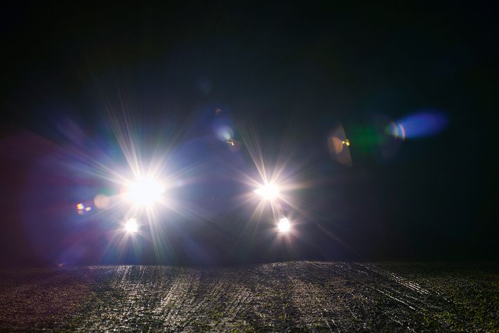 Skarpe billygter i mørke