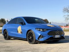 Blå Mercedes-Benz CLA med vinderlogo set fra siden