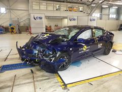 Blå Tesla smadret efter crashtest